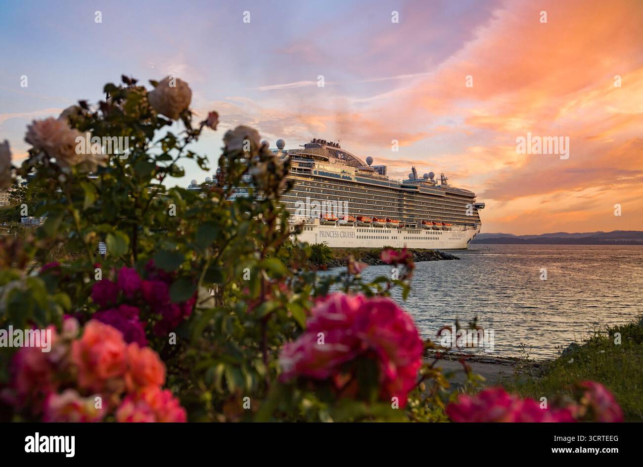 Das Kreuzfahrtschiff liegt im Hafen von Salish Sea vor dem Hintergrund eines Abendhimmels mit wunderschönen Wolken im Hafen von Victoria, BC, Kanada Stockfoto