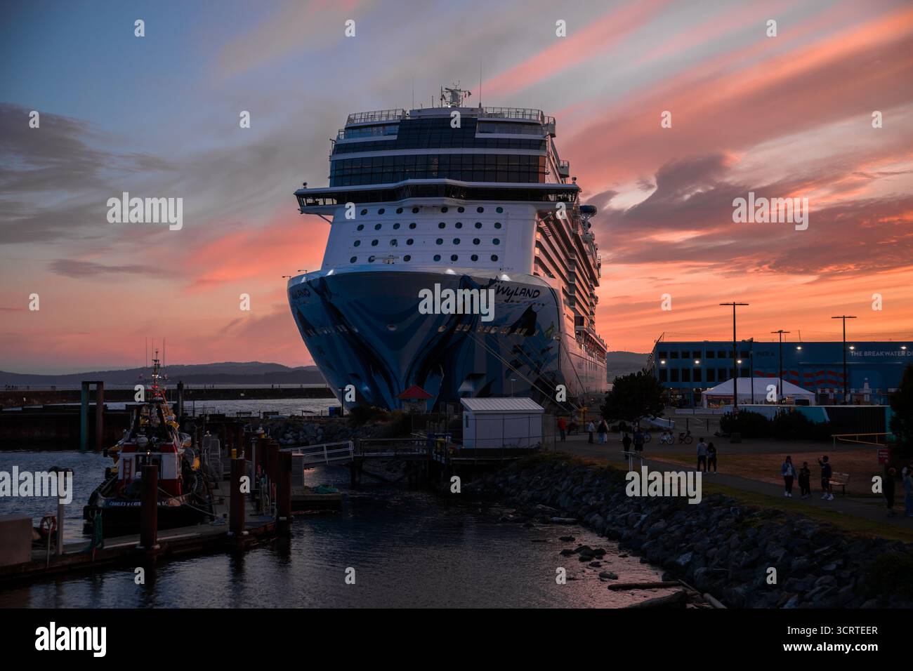 Das Kreuzfahrtschiff liegt im Hafen von Salish Sea vor dem Hintergrund eines Abendhimmels mit wunderschönen Wolken im Hafen von Victoria, BC, Kanada Stockfoto