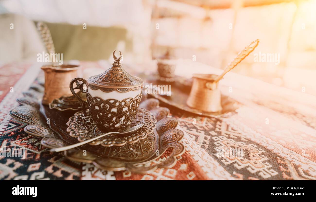 Türkischer Kaffee auf traditionellem Teppich Stockfoto