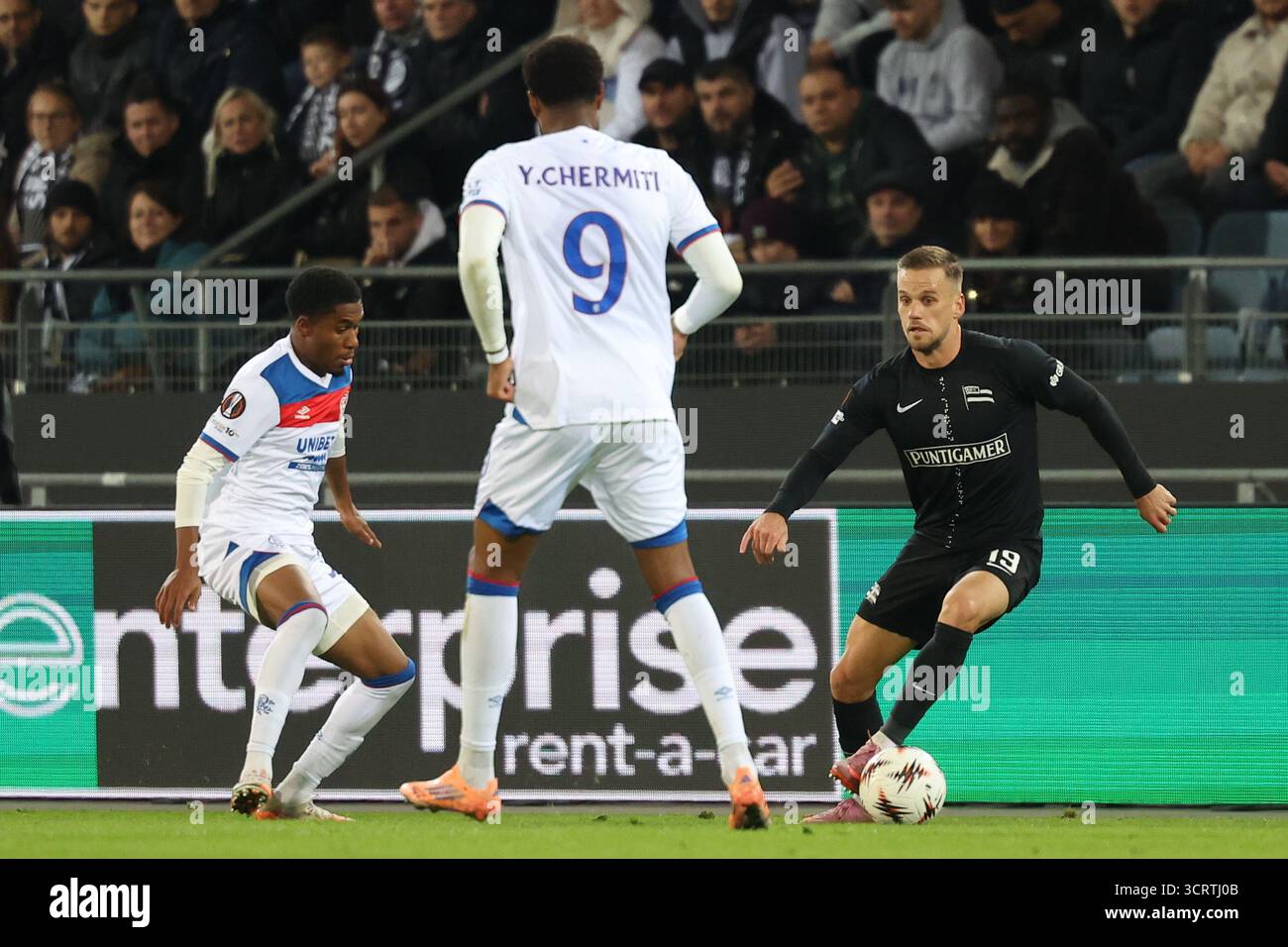 ABD0201 20251002 - GRAZ - ÖSTERREICH: Von links Jayden Meghoma (Glasgow Rangers), Youssef Chermiti (Glasgow Rangers) und Tomi Horvat (Sturm Graz) während der Europa League Begegnung/Ligaphase/2. Runde zwischen SK Sturm Graz und Glasgow Rangers am Donnerstag, 02. Oktober 2025, in der Merkur Arena in Graz. - Foto: APA/ERWIN SCHERIAU - 20251002 PD12110 Credit: APA-PictureDesk/Alamy Live News Stockfoto
