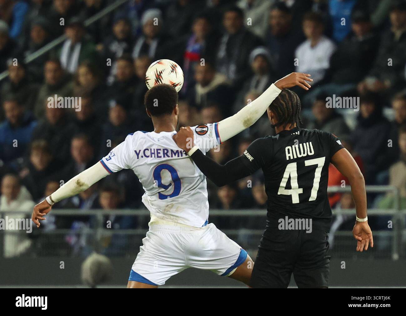 ABD0181 20251002 - GRAZ - ÖSTERREICH: Youssef Chermiti (Glasgow Rangers /links) und Emanuel Aiwu (Sturm Graz) während der Europa League Begegnung/Ligaphase/2. Runde zwischen SK Sturm Graz und Glasgow Rangers am Donnerstag, 02. Oktober 2025, in der Merkur Arena in Graz. - Foto: APA/ERWIN SCHERIAU - 20251002 PD11848 Credit: APA-PictureDesk/Alamy Live News Stockfoto