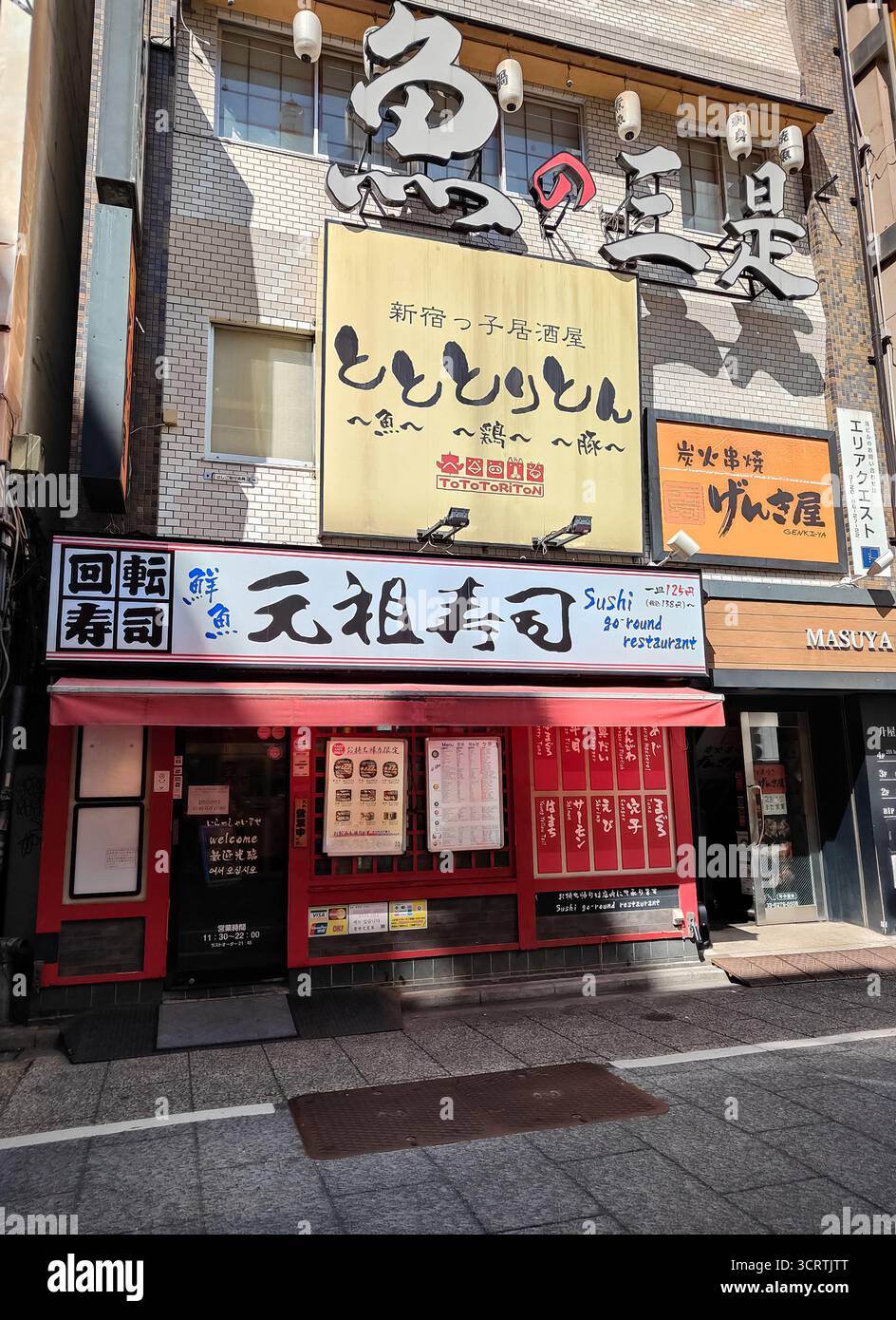 Tokio, Japan, 14. März 2024, Außenansicht eines Sushi-Restaurants und Izakaya in Shinjuku mit farbenfrohen Schildern und Menüs auf dem Gebäude Stockfoto