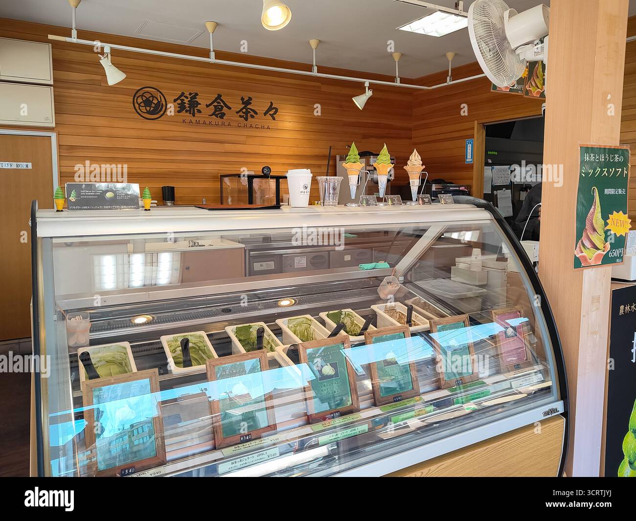 Kamakura, Japan, 14. März 2024, Inneres des Kamakura Chacha-Shops mit Matcha-Eis und Eis-Theke mit verschiedenen Grüntee-Aromen. Stockfoto