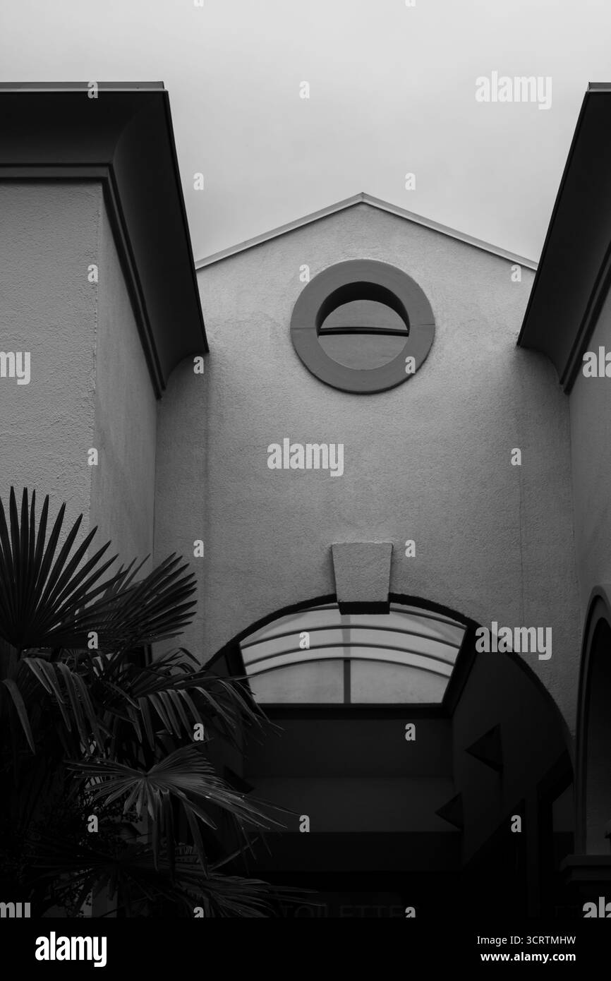 Blick auf die geometrische Fassade in Schwarz und weiß Stockfoto