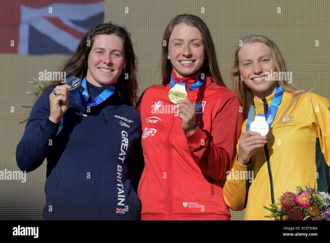 Medaillengewinner beim Women's Kayak Event feiern auf dem Podium während der ICF Canoe Kayak Slalom World Championship 2025, die am 3. Oktober 2025 im Penrith Whitewater Stadium NSW Australien stattfand. Von links nach rechts: Kimberley Woods (Großbritannien) gewann Silber, Klaudia Zwolinska (Polen) Gold und Kate Eckhardt (Australien) Bronze. Quelle: Luis Veniegra / Alamy Live Wire. Stockfoto
