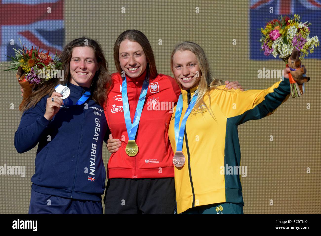 Medaillengewinner beim Women's Kayak Event feiern auf dem Podium während der ICF Canoe Kayak Slalom World Championship 2025, die am 3. Oktober 2025 im Penrith Whitewater Stadium NSW Australien stattfand. Von links nach rechts: Kimberley Woods (Großbritannien) gewann Silber, Klaudia Zwolinska (Polen) Gold und Kate Eckhardt (Australien) Bronze. Quelle: Luis Veniegra / Alamy Live Wire. Stockfoto