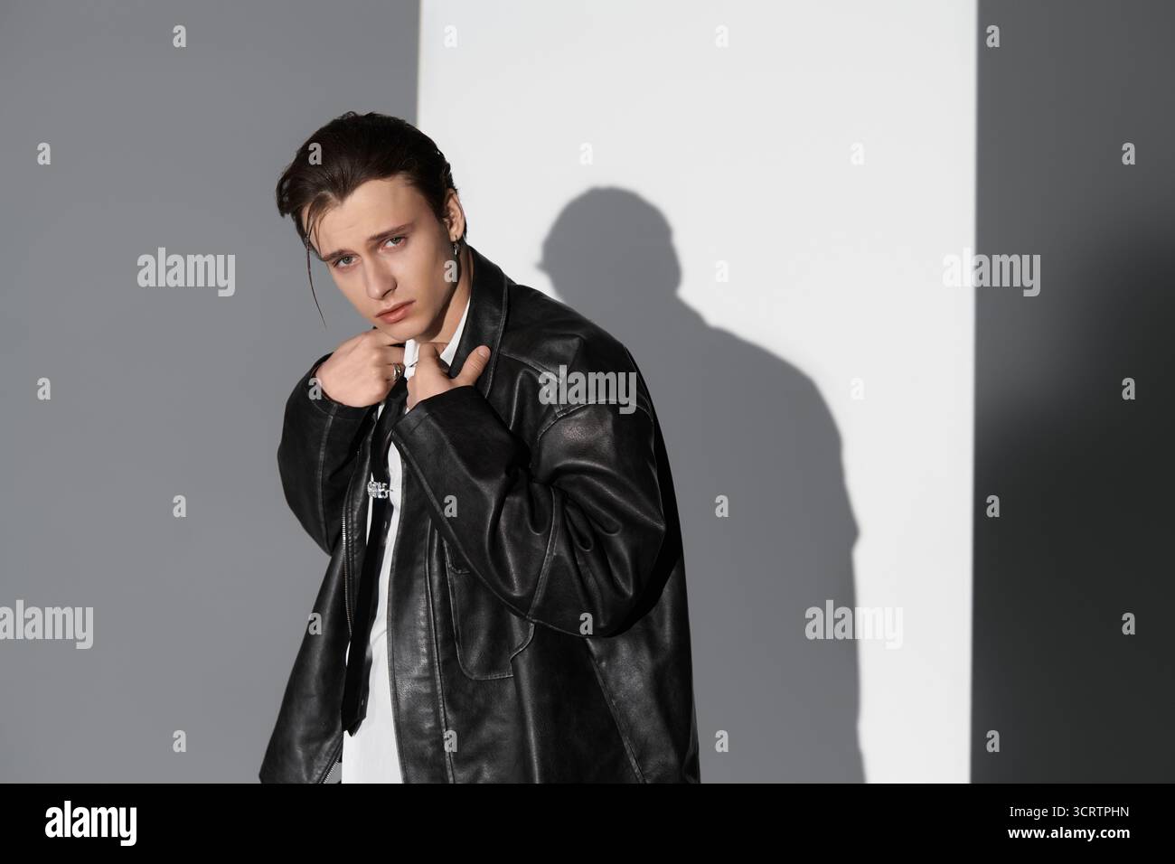 Ein modischer Teenager posiert in einer künstlerischen Umgebung und zeigt eine moderne Jugendkultur. Stockfoto