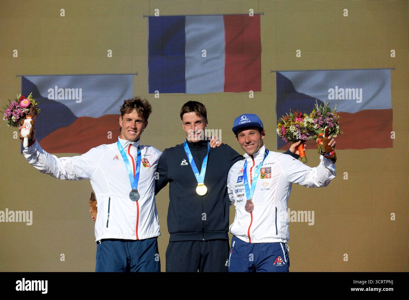 Medaillengewinner beim Herren-Kayak-Event feiern auf dem Podium während der ICF Canoe Kayak Slalom World Championship 2025, die am 3. Oktober 2025 im Penrith Whitewater Stadium NSW Australien ausgetragen wurde. Von links nach rechts: Jakub Krejci (Tschechien) gewann Silber, Titouan Castryck (Frankreich) Gold und Jiri Prskavec (Tschechien) Bronze. Quelle: Luis Veniegra / Alamy Live Wire. Stockfoto