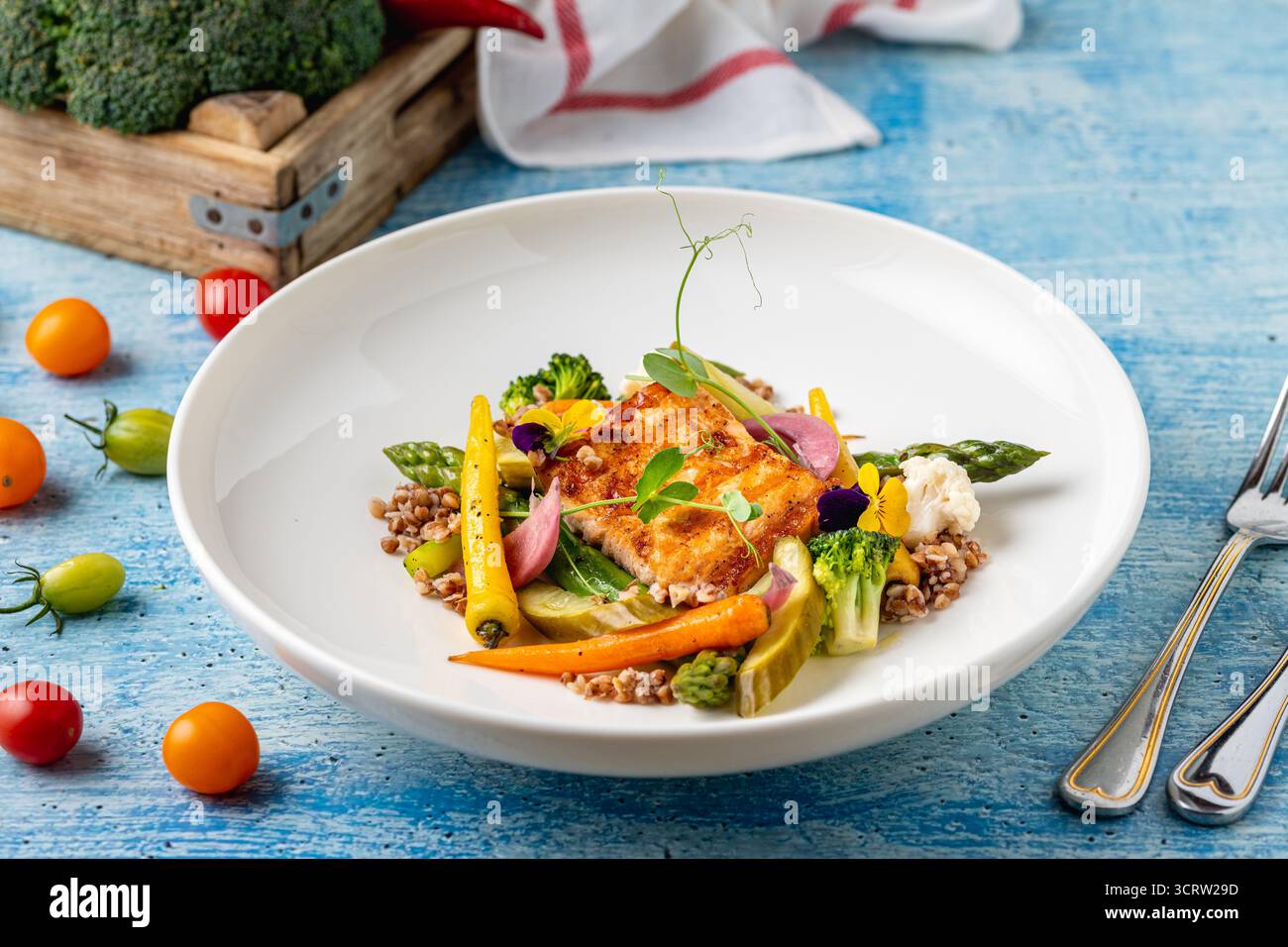 Gebratenes Lachsfilet mit Getreide und Gemüse der Saison Stockfoto
