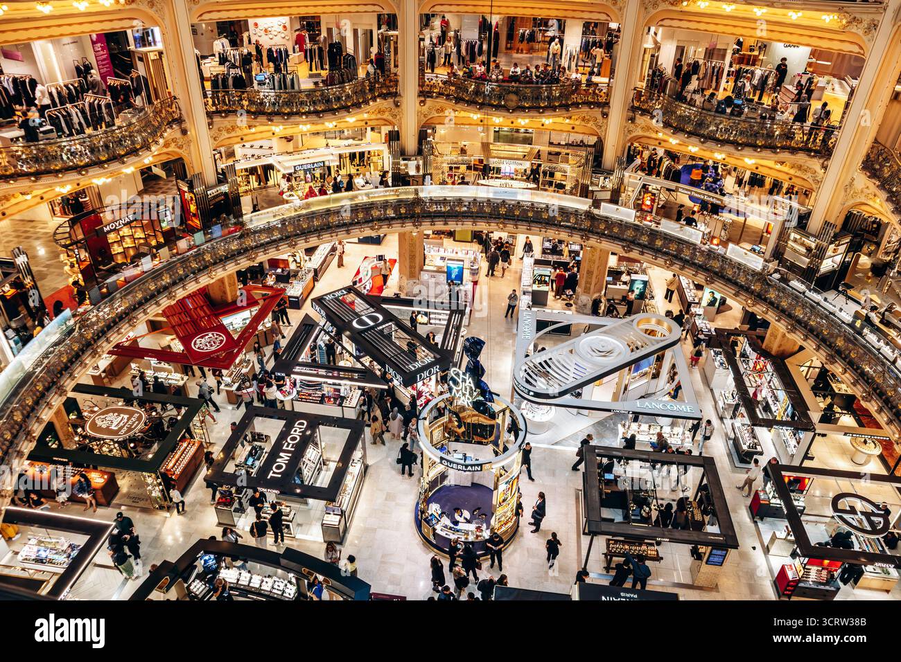 Paris, Frankreich - 11. September 2025: Innenraum der Galeries Lafayette in Paris, in der die geschäftige Beauty-Abteilung mit Luxusmarken wie Dior präsentiert wird Stockfoto