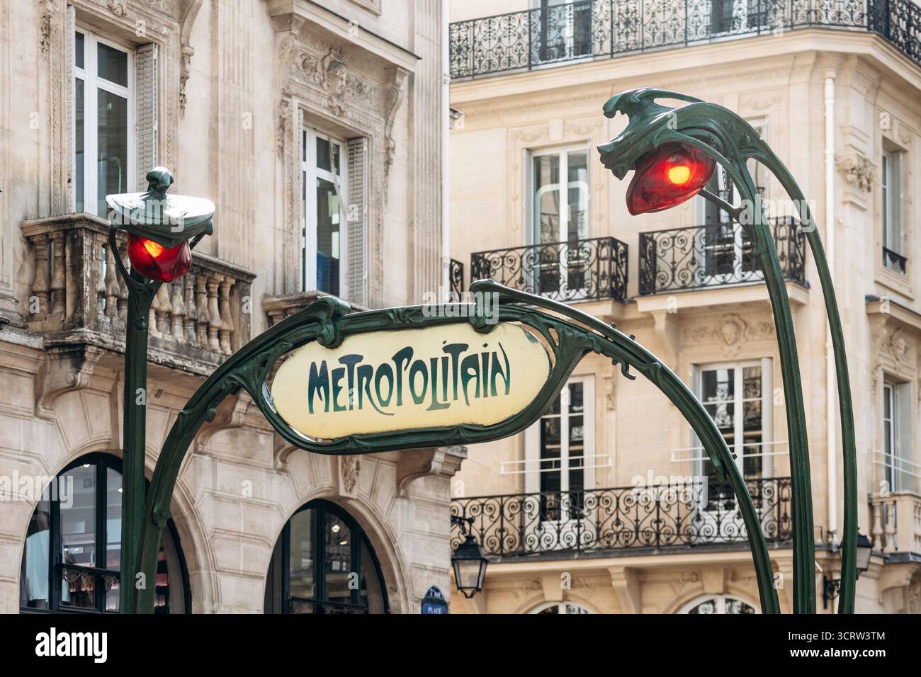 Paris, Frankreich - 12. September 2025: Hector Guimards klassisches „Metropolitain“-U-Bahn-Eingangsschild im Jugendstil mit grünem Eisenwerk und Vintage-Schriftzug Stockfoto