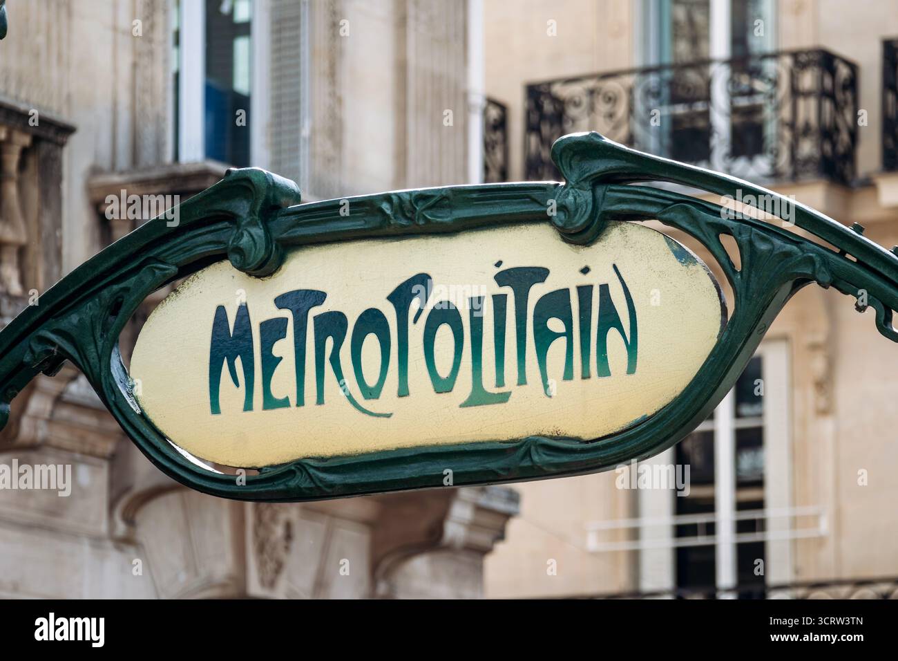 Paris, Frankreich - 12. September 2025: Hector Guimards klassisches „Metropolitain“-U-Bahn-Eingangsschild im Jugendstil mit grünem Eisenwerk und Vintage-Schriftzug Stockfoto