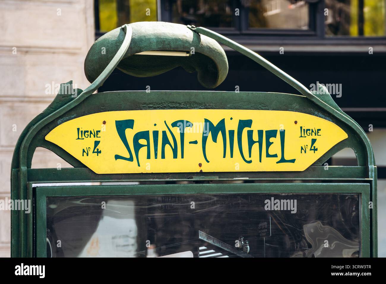 Paris, Frankreich - 12. September 2025: Hector Guimards berühmtes U-Bahn-Eingangsschild „Saint-Michel“ für Linie 4, grün und gelb gestrichen. Stockfoto