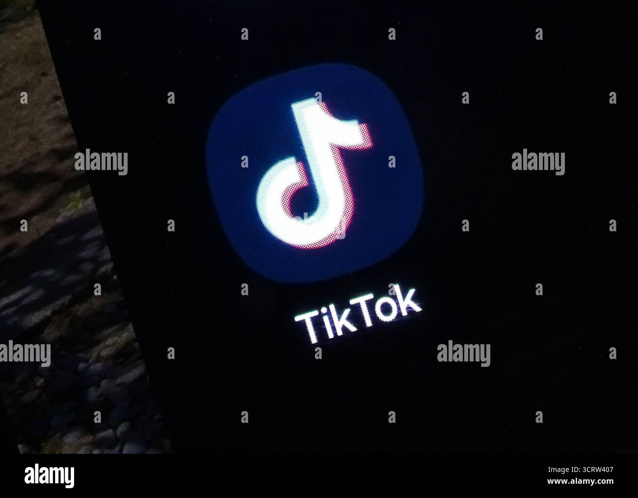 Baia Mare, Rumänien - 01. Februar 2025: TikTok-Symbol auf einem Smartphone-Bildschirm Stockfoto