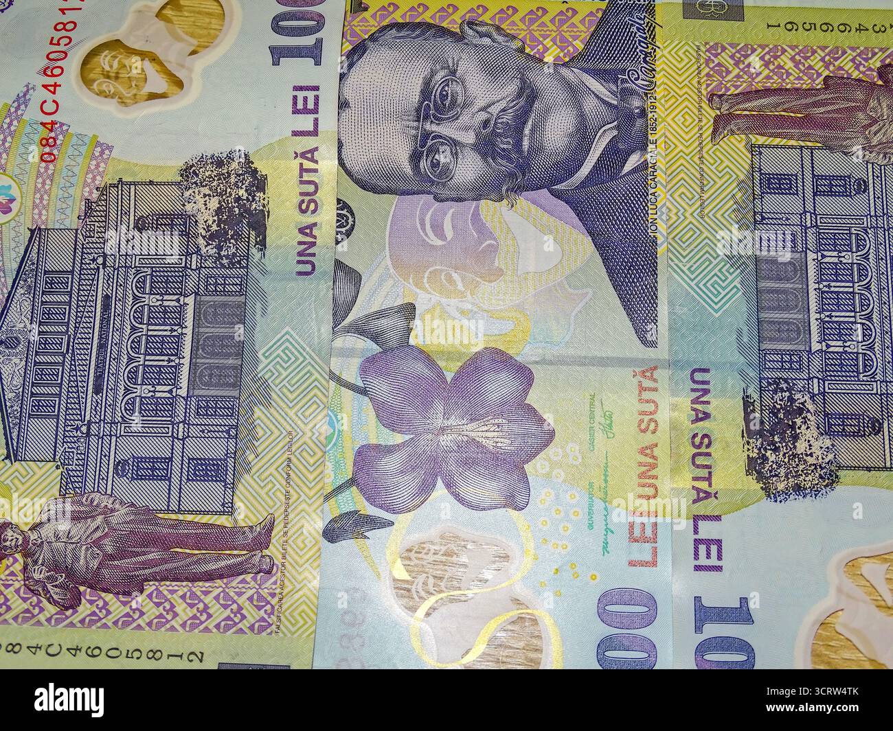 Stapel rumänischer Banknoten (Lei). Rumänisches Geld Stockfoto