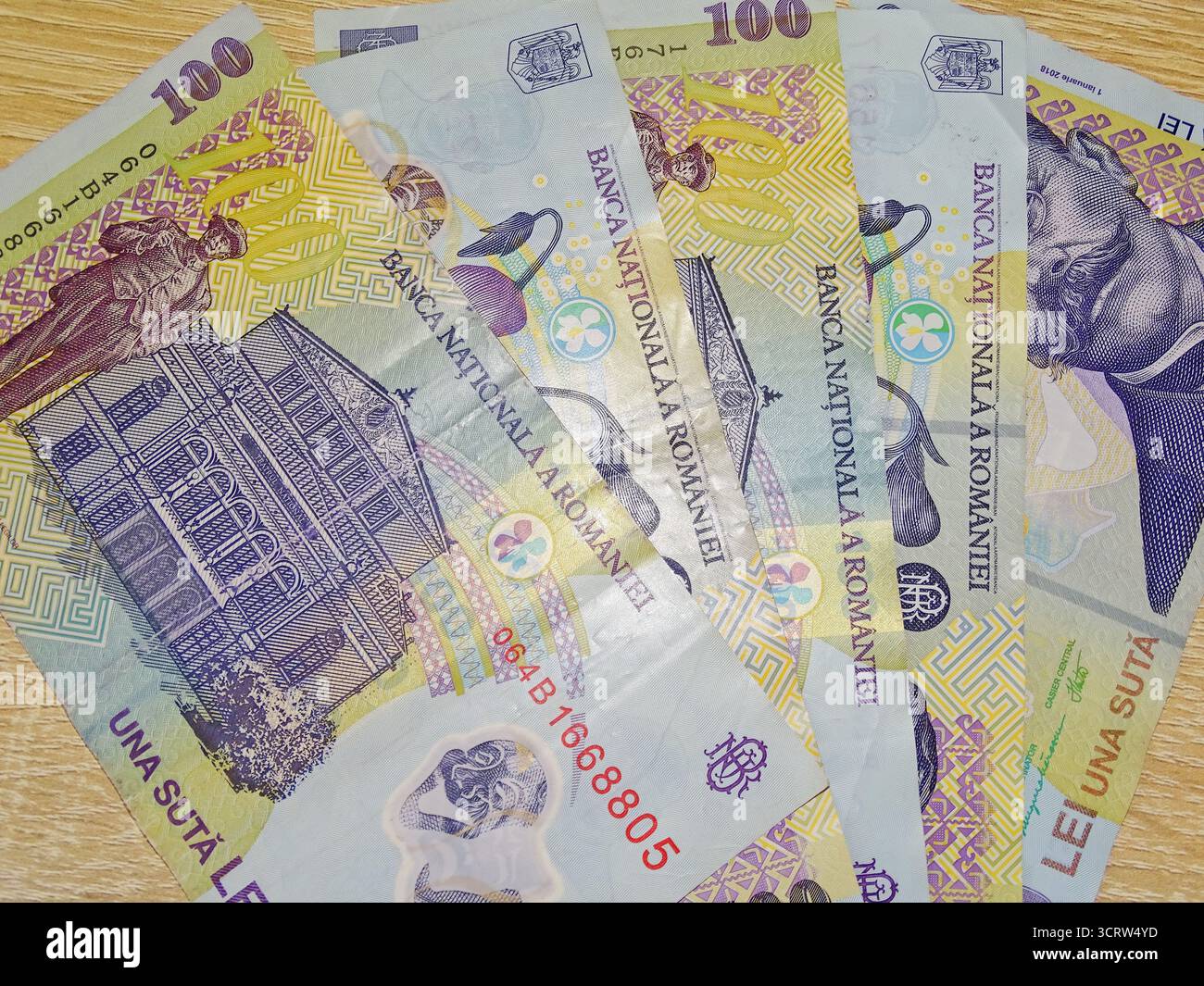 Stapel rumänischer Banknoten (Lei). Rumänisches Geld Stockfoto