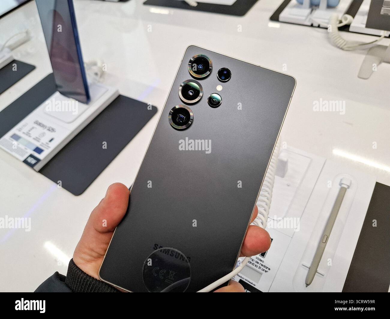 Baia Mare, Rumänien – 24. Januar 2025: Eine Person hält das Samsung Galaxy S25 Ultra Smartphone in der Hand Stockfoto