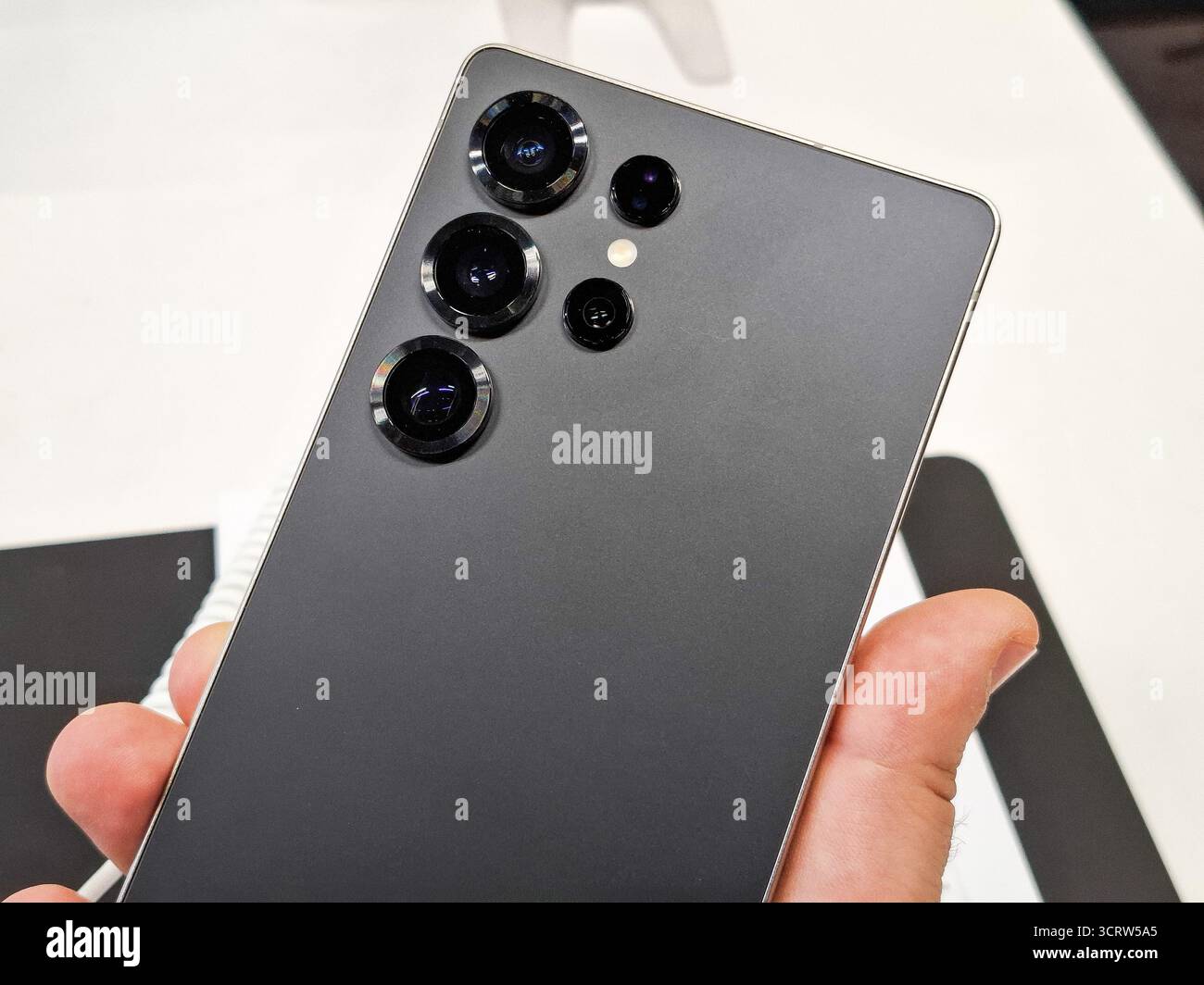 Baia Mare, Rumänien – 24. Januar 2025: Eine Person hält das Samsung Galaxy S25 Ultra Smartphone in der Hand Stockfoto