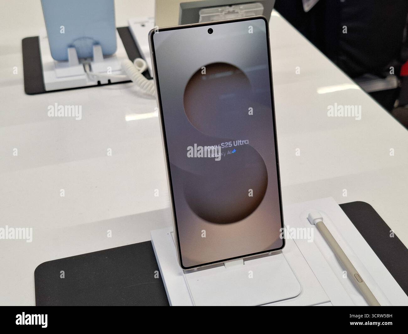 Baia Mare, Rumänien – 24. Januar 2025: Samsung Galaxy S25 Ultra Smartphone Stockfoto