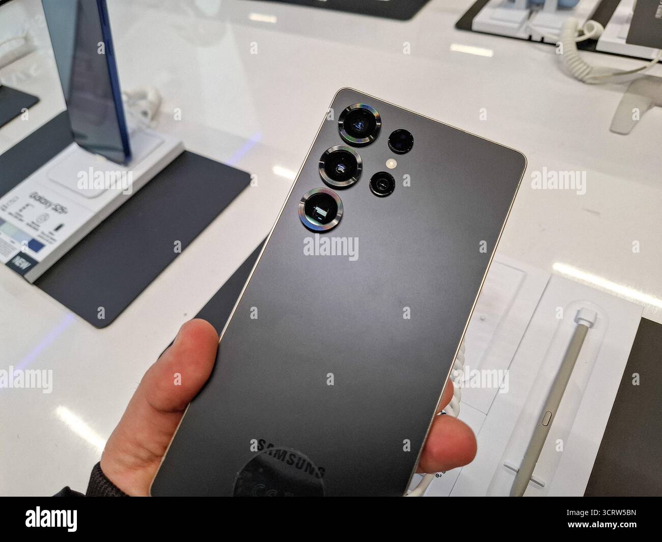 Baia Mare, Rumänien – 24. Januar 2025: Eine Person hält das Samsung Galaxy S25 Ultra Smartphone in der Hand Stockfoto
