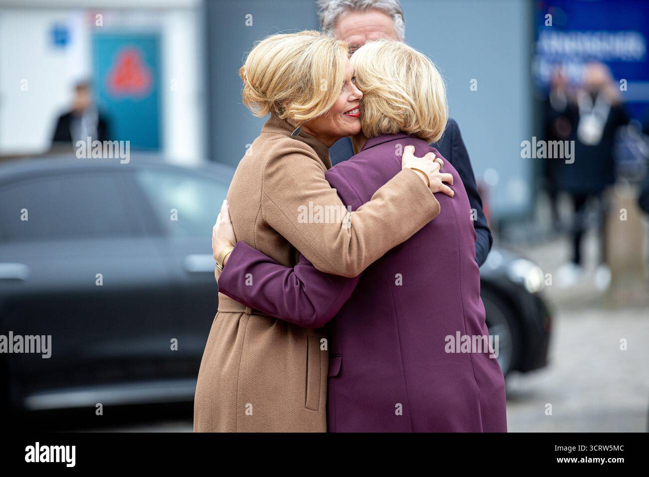 03. Oktober 2025, Saarland, Saarbrücken: Anke Rehlinger (SPD, r), saarländische Ministerpräsidentin, begrüßt Bundestagspräsidentin Julia Klöckner (CDU) und ihre Partnerin, Fernsehmoderatorin Jörg Pilawa, zur zentralen Feier des Tages der Deutschen Einheit. Am 3. Oktober 2025 feiert Deutschland den 35. Jahrestag der deutschen Wiedervereinigung. Foto: Pinter Laszlo/dpa Stockfoto
