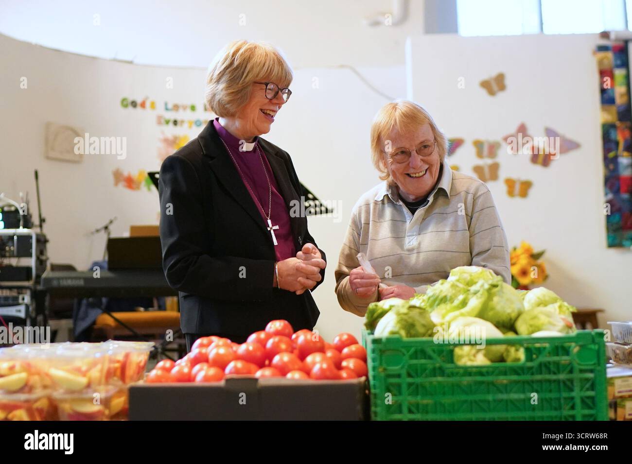 Die designierte Erzbischöfin von Canterbury, Dame Sarah Mullally, hilft bei einer Lebensmittelbank in der All Saints Church in Canterbury, Kent, bevor sie als 106. Erzbischof von Canterbury bekannt wurde. Bilddatum: Freitag, 3. Oktober 2025. Stockfoto