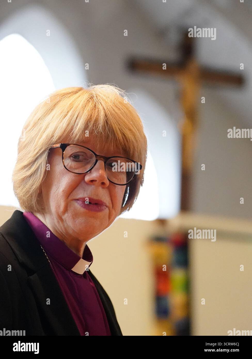 Die designierte Erzbischofsfrau Sarah Mullally von Canterbury während eines Besuchs in der All Saints Church in Canterbury, Kent, bevor sie als 106. Erzbischof von Canterbury bekannt wurde, wurde zum ersten Mal eine Frau in die Rolle in der Geschichte der Church of England ernannt. Bilddatum: Freitag, 3. Oktober 2025. Stockfoto