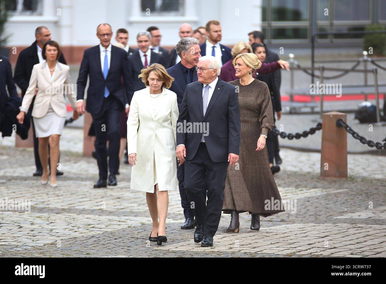 Saarbrücken, Saarland, Deutschland, 03.10.2025: Ludwigskirche: Festakt Tag der Deutschen Einheit: Die VIP kommen an: Elke Büdenbender und Frank-Walter Steinmeier, Jörg Pilawa und Julia Klöckner, im Hintergrund Charlotte und Bundeskanzler Friedrich Merz CDU, sowie Stephan Harbarth Copyright: XdtsxNachrichtenagenturx dts 86177 Stockfoto