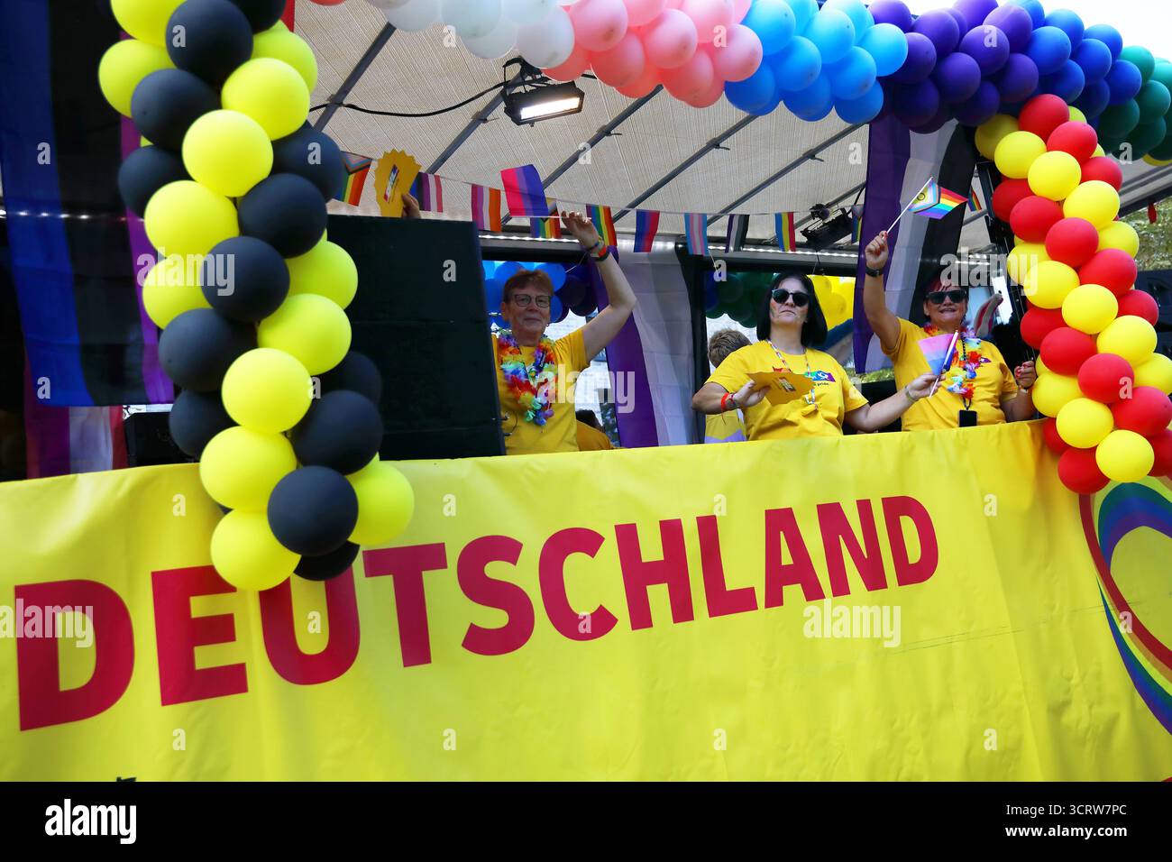 CHRISTOPHER STREET DAY 2025 - Erfurt - am Samstag, dem 06.09.2025 fand der CSD in der thüringischen Landeshauptstadt Erfurt statt. Das Motto des diesjährigen CSD lautete nie WIEDER STILL . An der CSD-Parade mit mehreren lautstarken Trucks und zahlreichen bunt gekleideten Parade-Teilnehmern beteiligte sich lt. Aussage des Veranstalters rund 4,800 Menschen. Die Polizei sprach von ca. 2,500 Teilnehmern. Die teilnehmenden CSD-Aktivisten versammelten sich auf dem Domplatz im historischen Zentrum Erfurts und der Zug bewegte sich nach einigen Redebeiträgen zum Auftakt durch die Erfurter Inn Stockfoto