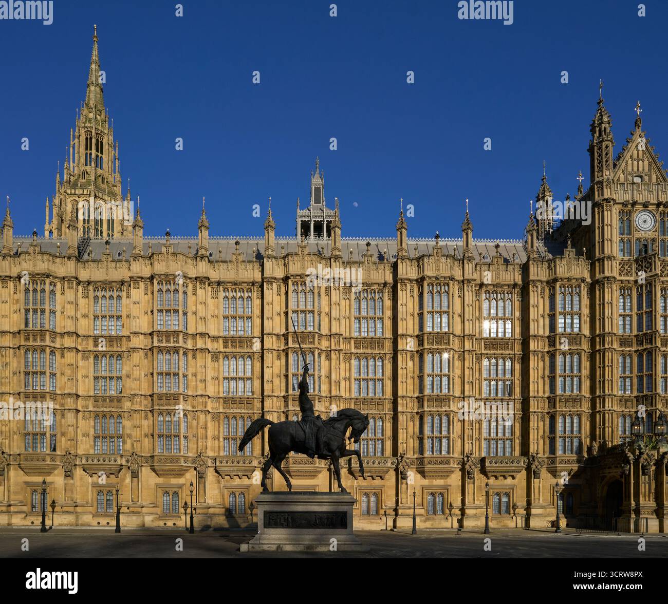 Old Palace Yard am Palace of Westminster, London, mit der Statue von Richard Löwenherz. Stockfoto