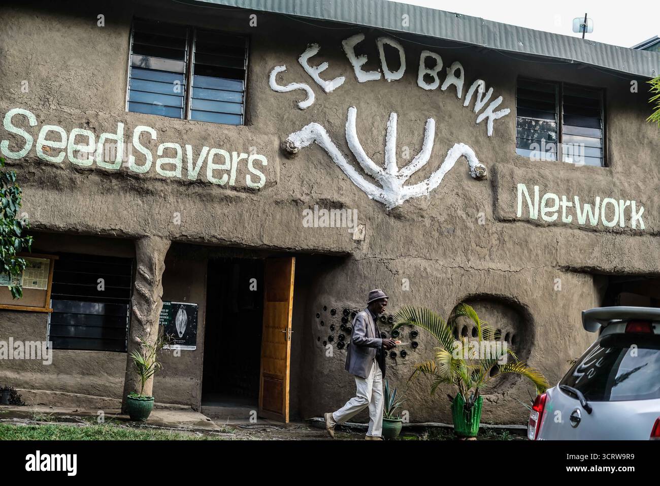 Ein Mann, der aus der Seed Savers Network Seed Bank in Gilgil ging. 15 kenianische Kleinbauern stellen die Verfassungsmäßigkeit des Seeds and Plant Variations Act (Cap 326 2012) in Frage, der die Rettung, den Austausch und die informelle Verteilung von von von Landwirten entwickelten Saatgutsorten kriminalisiert. Die Petition, die vom Seed Savers Network, Greenpeace und der Biodiversity and BioSafety Association of Kenia (BIBA) unterstützt wird, soll im November vor dem Machakos High Court (Constitutional & Human Rights Division) entschieden werden, ob das Gesetz gegen die verfassungsmäßigen Rechte der Landwirte verstößt Stockfoto