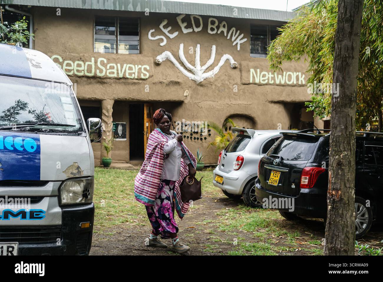 Die Leute laufen vor der Seed Savers Network Seed Bank in Gilgil. 15 kenianische Kleinbauern stellen die Verfassungsmäßigkeit des Seeds and Plant Variations Act (Cap 326 2012) in Frage, der die Rettung, den Austausch und die informelle Verteilung von von von Landwirten entwickelten Saatgutsorten kriminalisiert. Die Petition, die vom Seed Savers Network, Greenpeace und der Biodiversity and BioSafety Association of Kenia (BIBA) unterstützt wird, soll im November vor dem Machakos High Court (Constitutional & Human Rights Division) entschieden werden, ob das Gesetz gegen die verfassungsmäßigen Rechte der Landwirte verstößt Stockfoto
