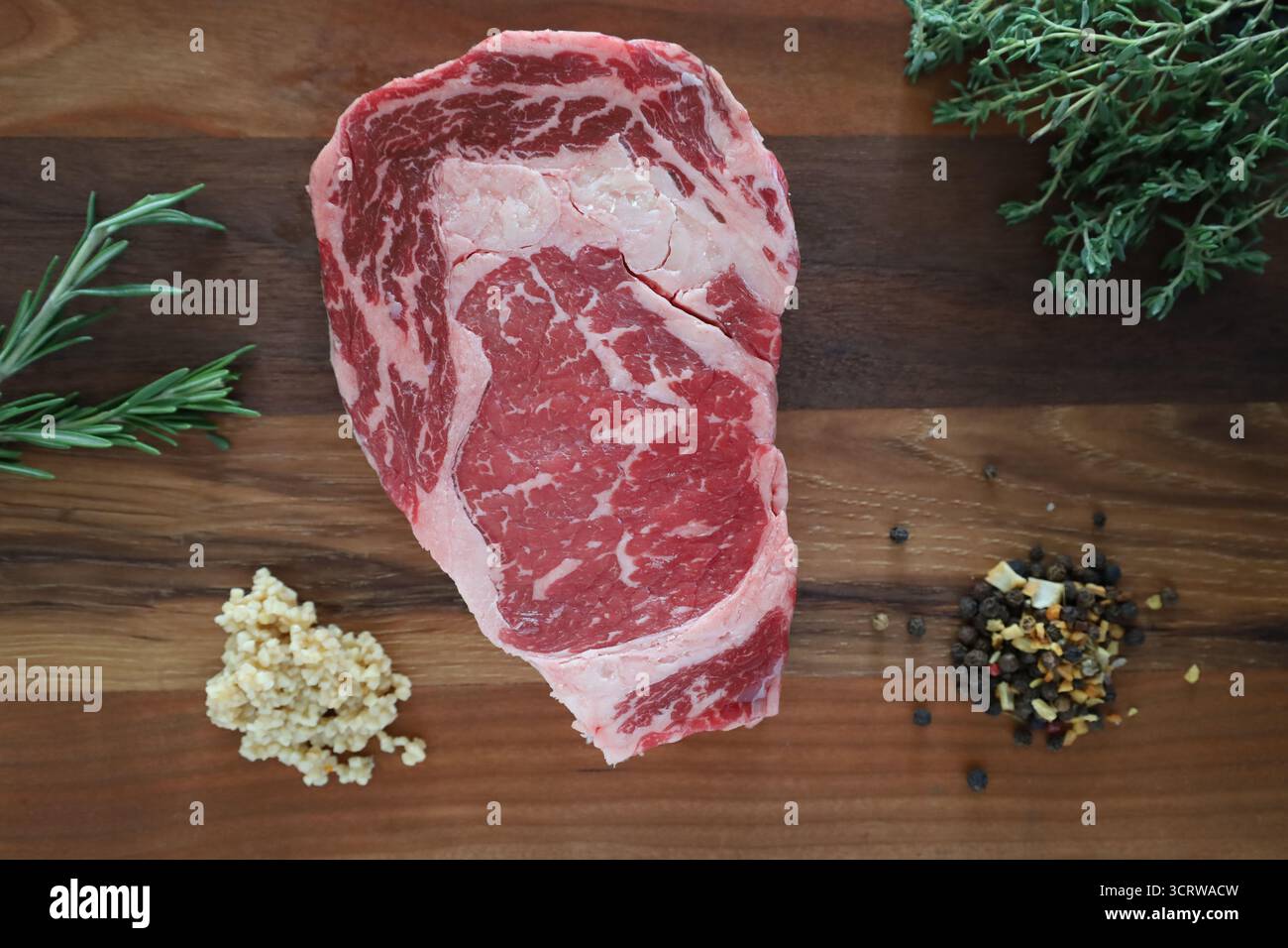 Rohes Ribeye-Steak mit Kräutern und Gewürzen Stockfoto