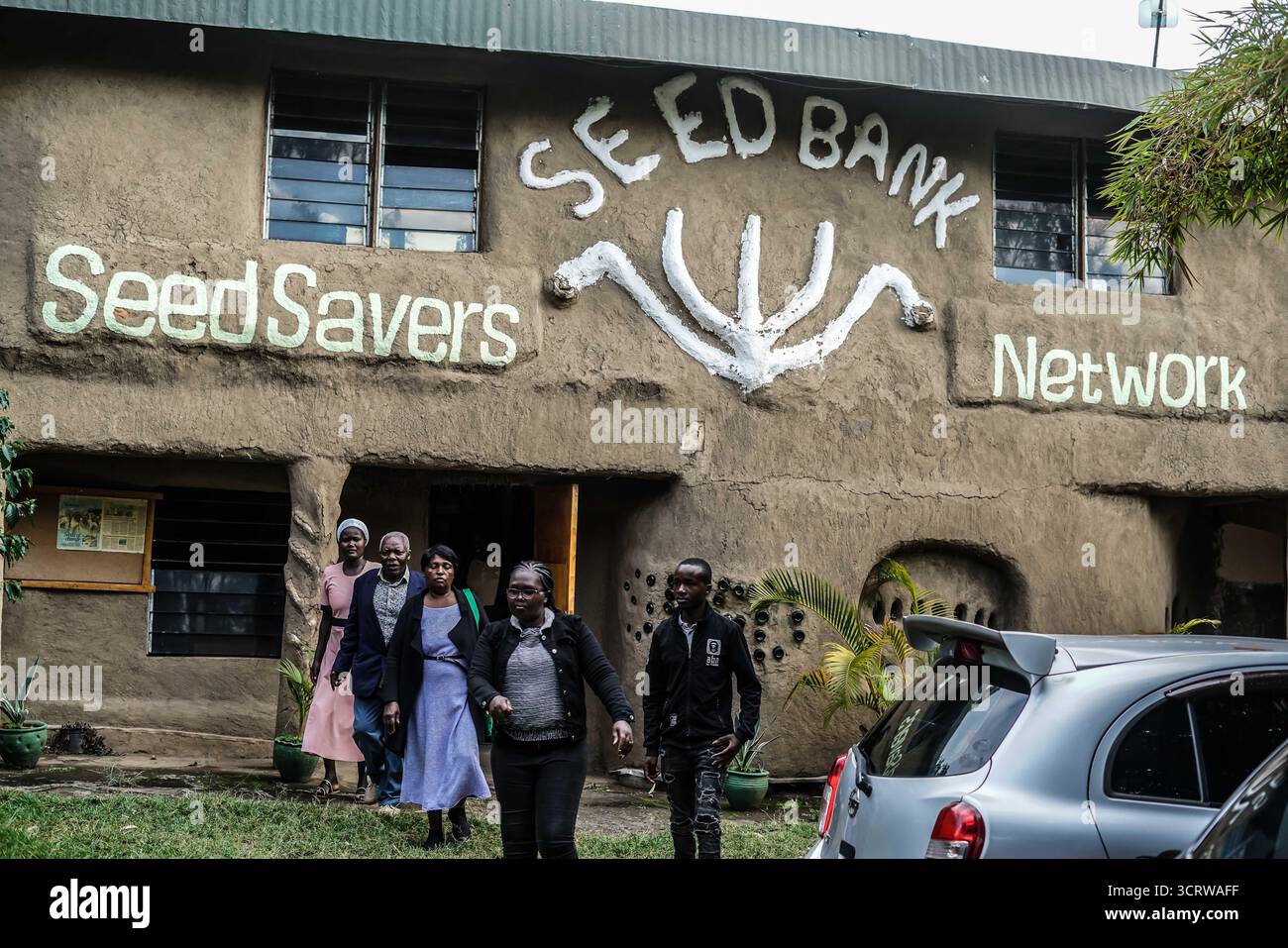 Die Leute laufen vor der Seed Savers Network Seed Bank in Gilgil. 15 kenianische Kleinbauern stellen die Verfassungsmäßigkeit des Seeds and Plant Variations Act (Cap 326 2012) in Frage, der die Rettung, den Austausch und die informelle Verteilung von von von Landwirten entwickelten Saatgutsorten kriminalisiert. Die Petition, die vom Seed Savers Network, Greenpeace und der Biodiversity and BioSafety Association of Kenia (BIBA) unterstützt wird, soll im November vor dem Machakos High Court (Constitutional & Human Rights Division) entschieden werden, ob das Gesetz gegen die verfassungsmäßigen Rechte der Landwirte verstößt Stockfoto