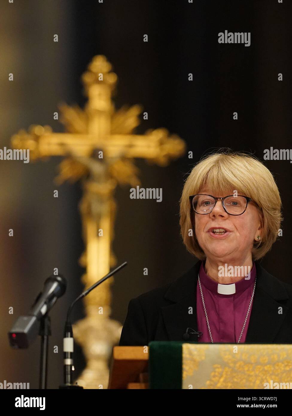 Die designierte Erzbischöfin von Canterbury, Dame Sarah Mullally, hält eine Ansprache im Quire of Canterbury Cathedral in Kent, nachdem sie angekündigt hatte, dass sie die 106. Erzbischofsfrau von Canterbury sein wird, das erste Mal, dass eine Frau in die Rolle in der Geschichte der Church of England ernannt wurde. Bilddatum: Freitag, 3. Oktober 2025. Stockfoto