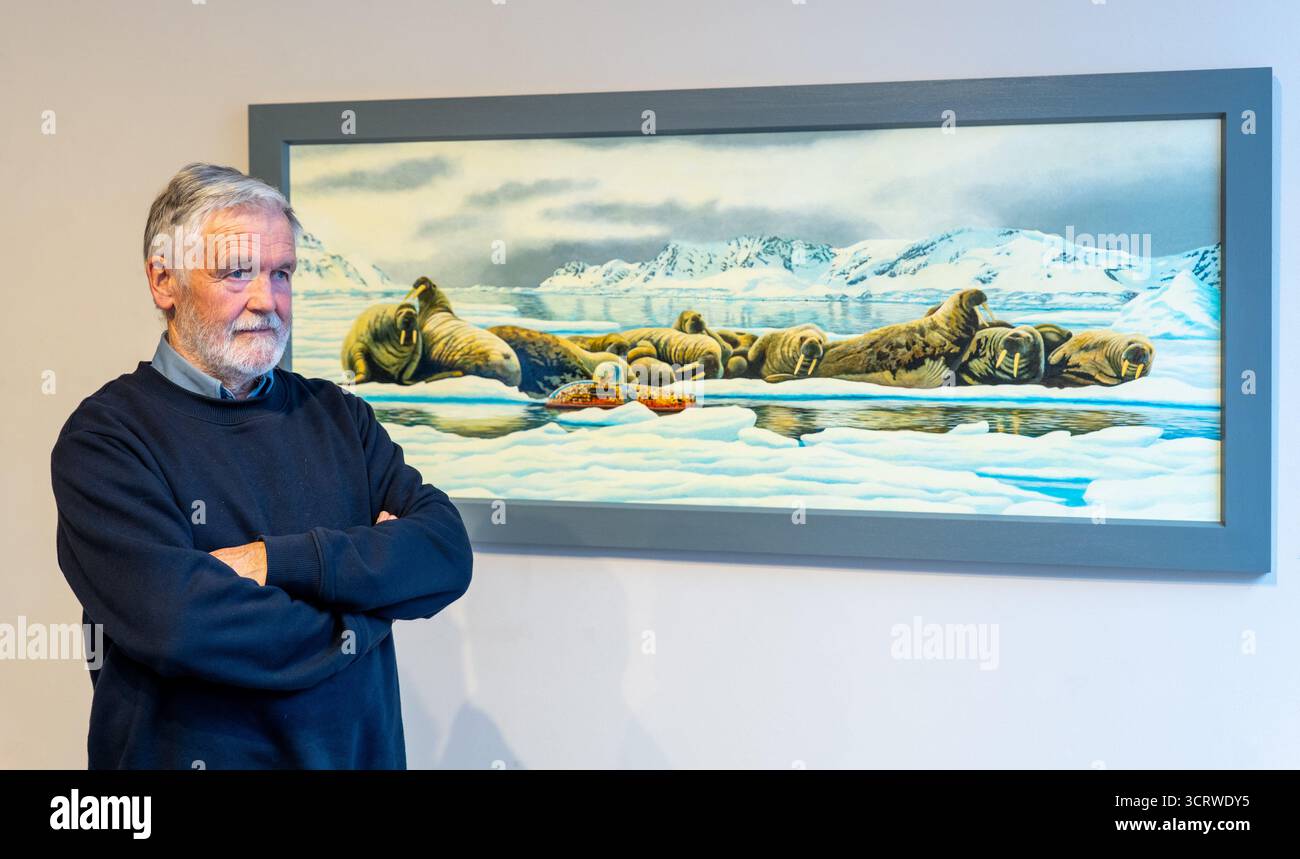Reinhard Behrens mit Naboland-Fantasy-Malerei mit U-Boot, Kunstausstellung in der Scottish Gallery, Edinburgh, Schottland, Großbritannien Stockfoto