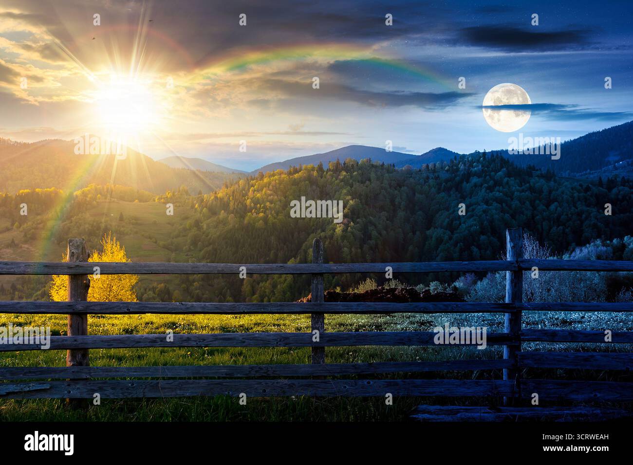 Bäume auf dem Hügel und Zäune auf dem grasbewachsenen Feld. Tag- und Nachtzeitwechsel. Ländliche Landschaft im Frühling. Entfernter Bergrücken unter dem Himmel mit Su Stockfoto