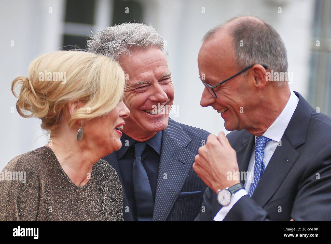 Saarbrücken, Saarland, Deutschland, 03.10.2025: Ludwigskirche: Festakt Tag der deutschen Einheit: Julia Klöckner und Jörg Pilawa bei ihrem ersten gemeinsamen öffentlichen Auftritt, hier beim Scherzen mit Bundeskanzler Friedrich Merz CDU *** Saarbrücken, Saarland, Deutschland, 03 10 2025 Ludwigskirche Festakt Tag der Deutschen Einheit Julia Klöckner und Jörg Pilawa bei ihrem ersten öffentlichen Auftritt zusammen, hier beim ersten öffentlichen Auftritt, hier beim Scherzen mit Bundeskanzler Friedrich Merz CDU, hier, hier, hier beim Bundeskanzler Friedrich Merz CDU: CDU 86198: CDU Stockfoto