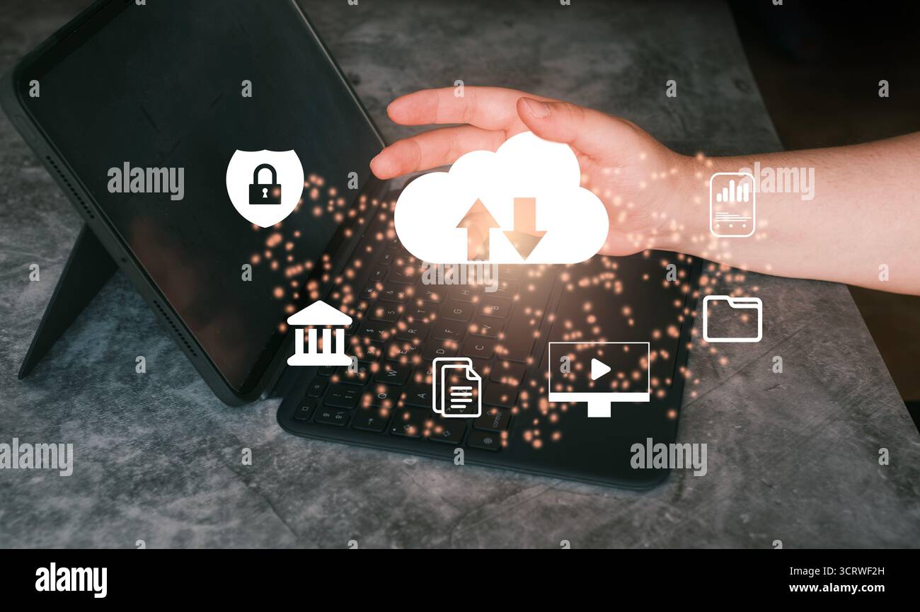 Frauen nutzen Cloud-Computing-Netzwerk auf einem digitalen Tablet. Sicherung und Datenspeicherung. Netzwerk- und digitales Online-Servicekonzept. Stockfoto