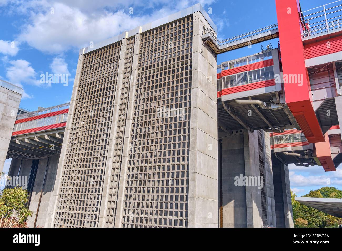 Scharnebeck, Deutschland; 29. September 2025: Bodennaher Blick auf die massive Betonkonstruktion des Schiffslifts mit Schwerpunkt Tiefbau und in Stockfoto