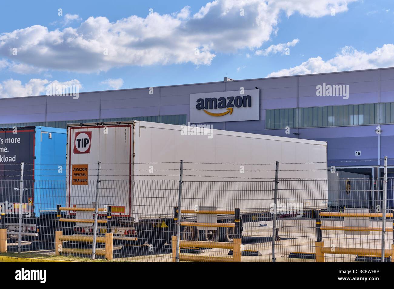 Winsen, Deutschland; 30. September 2025: Amazon-Vertriebszentrum mit Mietwagen vor einem modernen Lager im Rahmen der E-Commerce-Logistik und Stockfoto