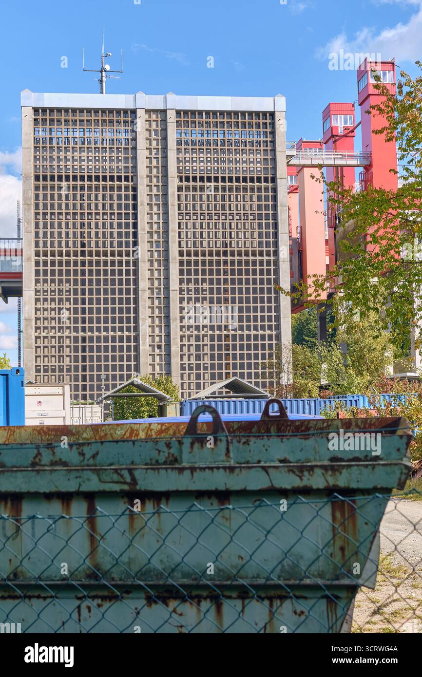 Scharnebeck, Deutschland; 29. September 2025: Bodennaher Blick auf die massive Betonkonstruktion des Schiffslifts mit Schwerpunkt Tiefbau und in Stockfoto