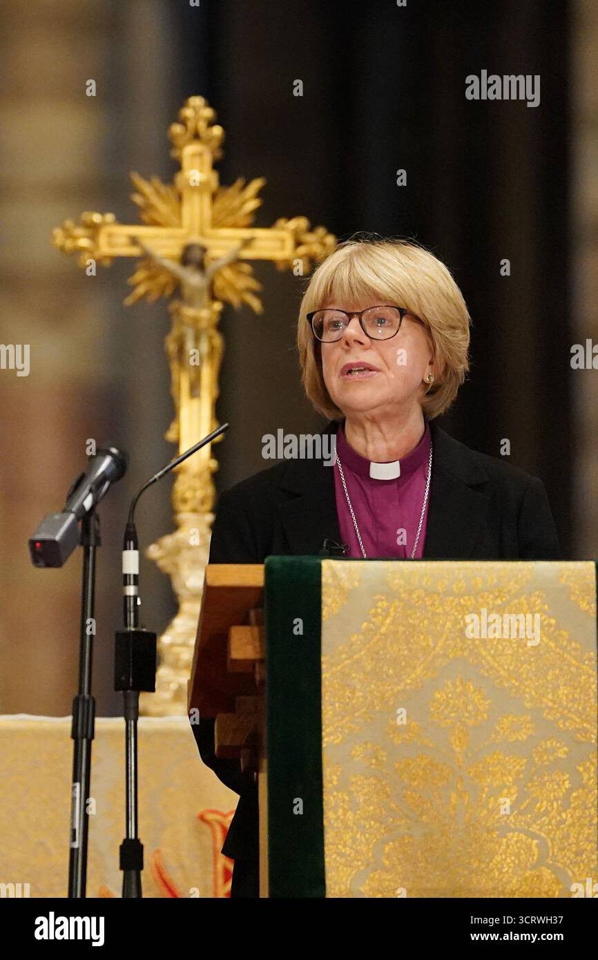 Die designierte Erzbischöfin von Canterbury, Dame Sarah Mullally, hält eine Ansprache im Quire of Canterbury Cathedral in Kent, nachdem sie angekündigt hatte, dass sie die 106. Erzbischofsfrau von Canterbury sein wird, das erste Mal, dass eine Frau in die Rolle in der Geschichte der Church of England ernannt wurde. Bilddatum: Freitag, 3. Oktober 2025. Stockfoto