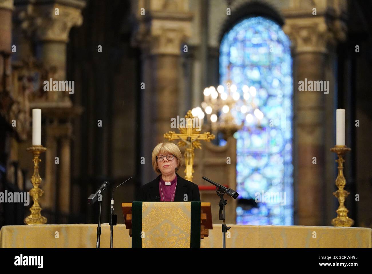 Die designierte Erzbischöfin von Canterbury, Dame Sarah Mullally, hält eine Ansprache im Quire of Canterbury Cathedral in Kent, nachdem sie angekündigt hatte, dass sie die 106. Erzbischofsfrau von Canterbury sein wird, das erste Mal, dass eine Frau in die Rolle in der Geschichte der Church of England ernannt wurde. Bilddatum: Freitag, 3. Oktober 2025. Stockfoto