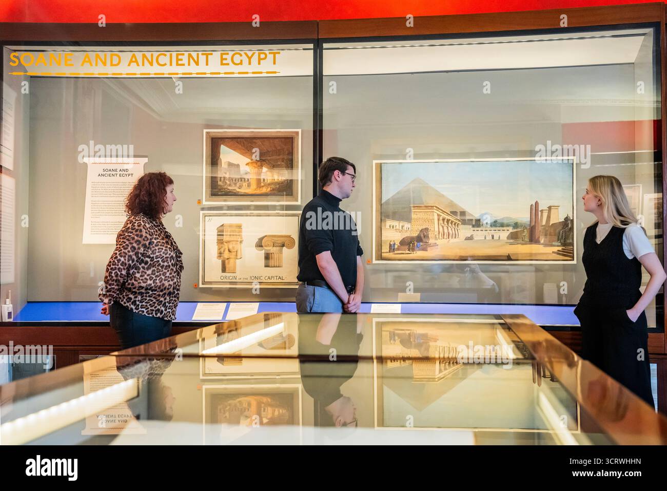 London, Großbritannien. Oktober 2025. RA Lecture Zeichnung zur Illustration der Perspektive des ägyptischen Tempels und anderer Gegenstände - Egypt: Influencing British Design 1775 - 2025 im Sir John Soane's Museum. Es zeigt nie zuvor ausgestellte Zeichnungen aus der Sammlung von Sir John Soane, Entwürfe einflussreicher Architekten, historische Dekorationsgegenstände sowie zeitgenössische Arbeiten der in Kairo geborenen Künstlerin Sara Sallam und untersucht die Faszination und Ausbeutung des ägyptischen Designs in Großbritannien. Guy Bell/Alamy Live News Stockfoto