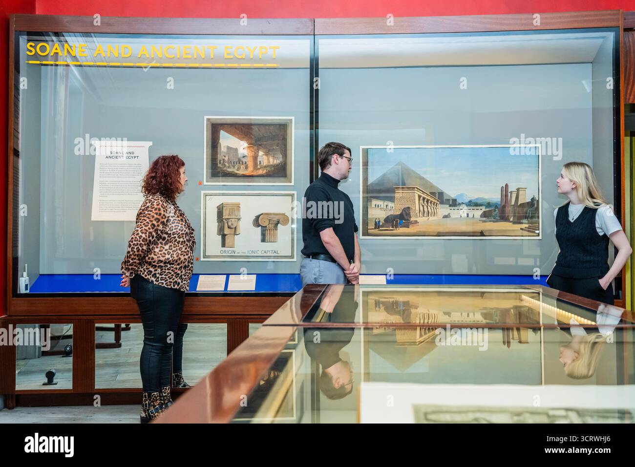 London, Großbritannien. Oktober 2025. RA Lecture Zeichnung zur Illustration der Perspektive des ägyptischen Tempels und anderer Gegenstände - Egypt: Influencing British Design 1775 - 2025 im Sir John Soane's Museum. Es zeigt nie zuvor ausgestellte Zeichnungen aus der Sammlung von Sir John Soane, Entwürfe einflussreicher Architekten, historische Dekorationsgegenstände sowie zeitgenössische Arbeiten der in Kairo geborenen Künstlerin Sara Sallam und untersucht die Faszination und Ausbeutung des ägyptischen Designs in Großbritannien. Guy Bell/Alamy Live News Stockfoto