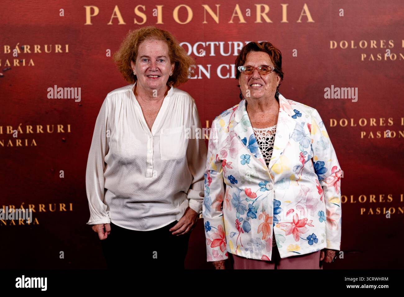 Proyecciones Cinema, Madrid, Spanien. Oktober 2025. Fotoaufruf zur Premiere des Dokumentarfilms „Dolores Ibarruri, Pasionaria“. Links: Mirta Nuñez y Diaz-Balart. Quelle: EnriquePSans/Alamy Live News Stockfoto