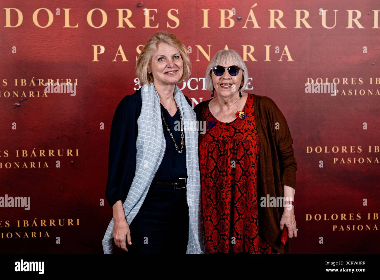 Proyecciones Cinema, Madrid, Spanien. Oktober 2025. Fotoaufruf zur Premiere des Dokumentarfilms „Dolores Ibarruri, Pasionaria“. Links: Lola Ruiz-Ibarruri, Enkelin von Pasionaria. Quelle: EnriquePSans/Alamy Live News Stockfoto