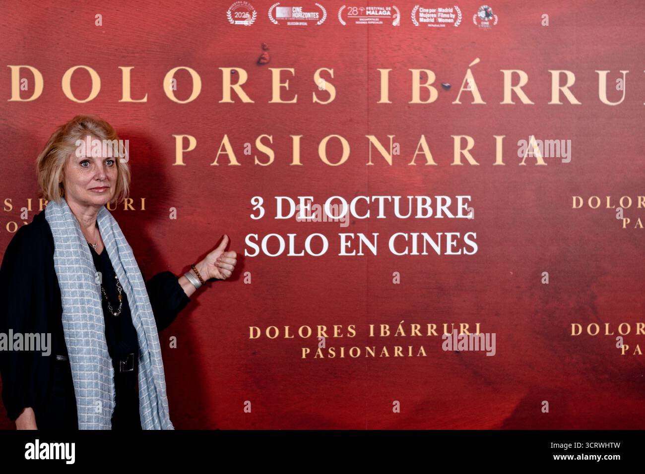 Proyecciones Cinema, Madrid, Spanien. Oktober 2025. Fotoaufruf zur Premiere des Dokumentarfilms „Dolores Ibarruri, Pasionaria“. Lola Ruiz-Ibarruri, Enkelin von Pasionaria. Quelle: EnriquePSans/Alamy Live News Stockfoto