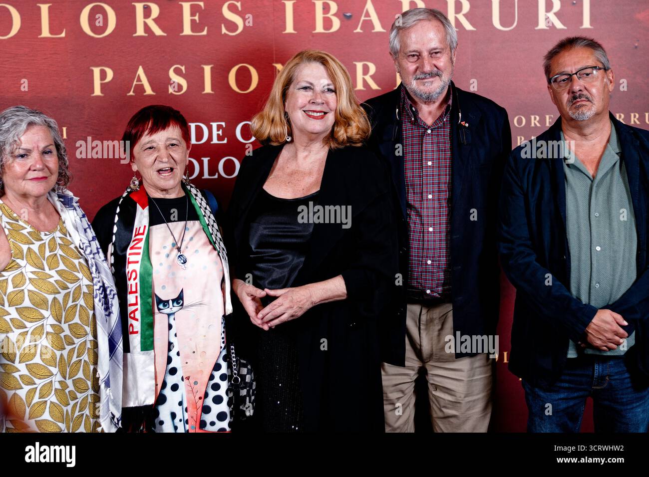 Proyecciones Cinema, Madrid, Spanien. Oktober 2025. Fotoaufruf zur Premiere des Dokumentarfilms „Dolores Ibarruri, Pasionaria“. Zentrum: Amparo Climent, Willy Meyer. Quelle: EnriquePSans/Alamy Live News Stockfoto